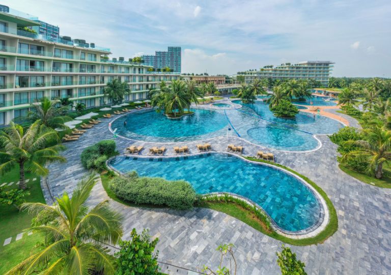 Bể bơi nước mặn tại FLC Sầm Sơn được thiết kế hình cánh cung, mang đến tầm nhìn trọn vẹn ra biển. (nguồn: Booking.com).