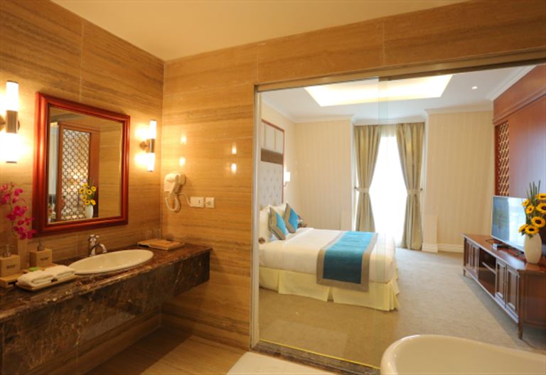 FLC Vĩnh Phúc Resort sở hữu 9 căn phòng Suite sang trọng và đẳng cấp, trang trí theo kiểu hoàng gia quý phái. 
