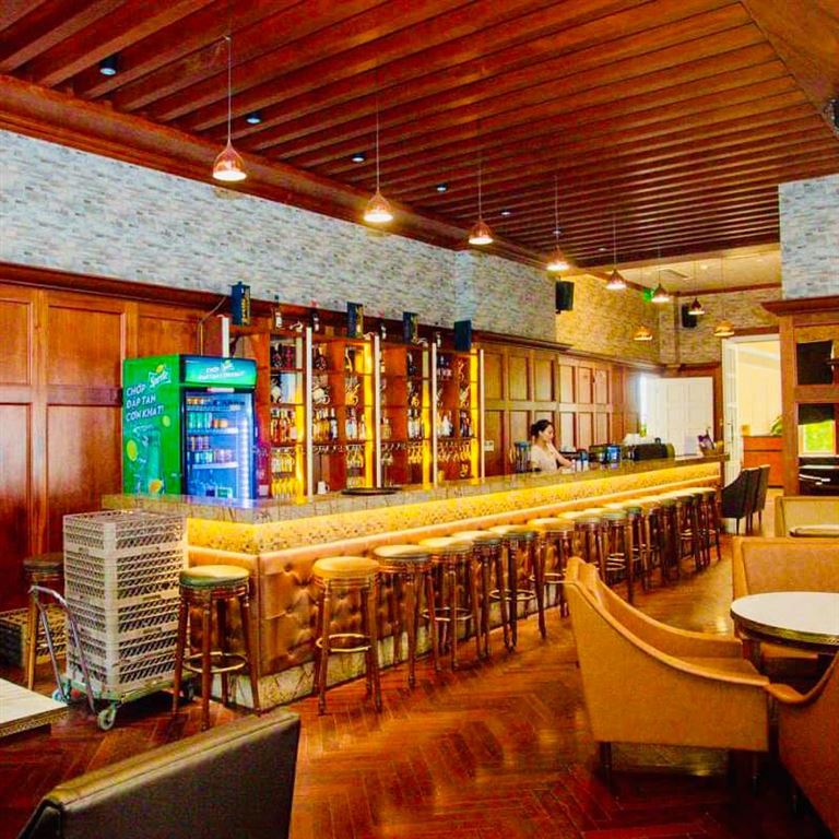 Paradise Bar Lounge được đặt trong khu vườn địa đàng của FLC Vĩnh Phúc Resort, thiết kế sang trọng, nhiều góc sống ảo kiểu tây. 