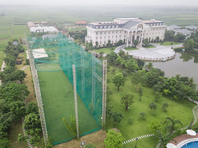Sân golf tại FLC Vĩnh Phúc Resort được đầu tư nhiều trang thiết bị tiên tiến phục vụ hoạt động vui chơi, giải trí của khách hàng.