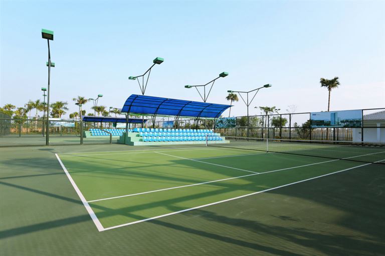 Du khách được tham gia rèn luyện thể chất tại FLC Vĩnh Phúc Resort với 3 sân tennis kích thước chuẩn quốc tế. 
