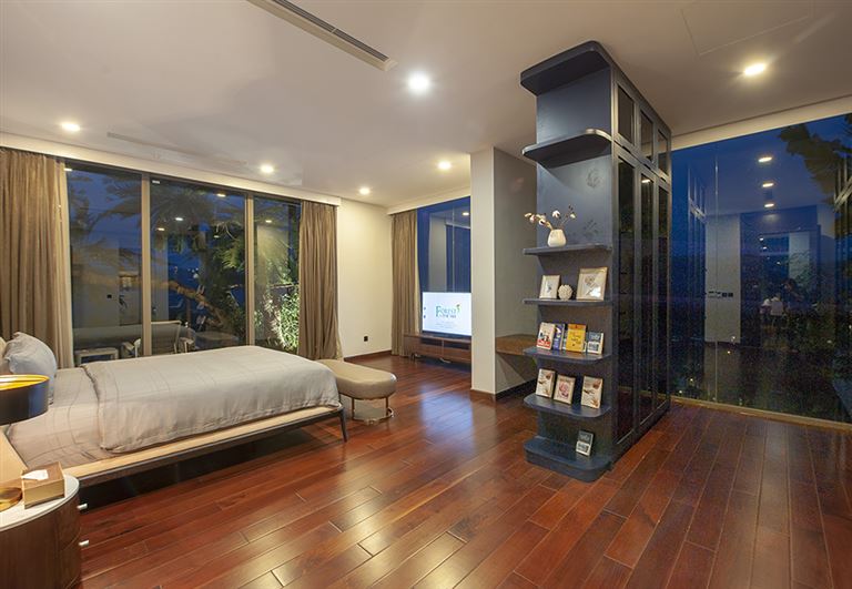 Imperial Sky Suites sở hữu không gian phòng khách được thiết kế tinh tế, toàn bộ trần và sàn được lát gỗ nâu cam cao cấp. 