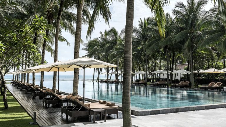 Four Seasons The Nam Hải Resort mang đến cho bạn 3 hồ bơi miễn phí, view biển cực mê (nguồn: booking.com)