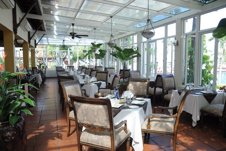 Nhà hàng Don Cipriani’s nằm bên cạnh hồ bơi của resort, cung cấp các món ăn đặc sản của nước Ý