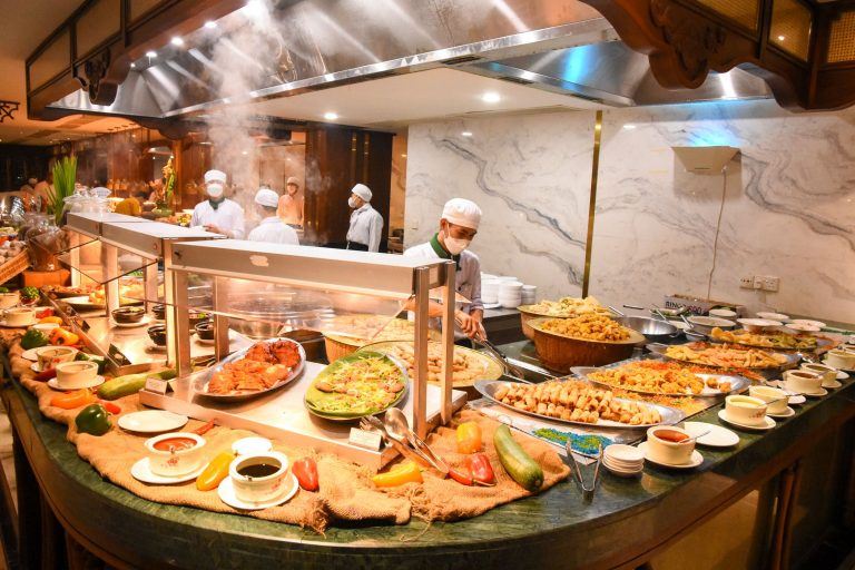 Nhà hàng Café Indochine là hàng chính tại Furama Resort Đà Nẵng cung cấp các bữa tiệc buffet hải sản và nhiều món Âu - Á đặc sắc.