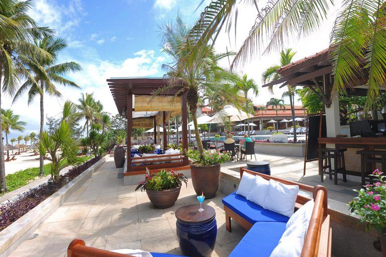 The Ocean Terrace là nhà hàng sở hữu vị trí bên bãi biển mang đến tầm nhìn trực diện ta biển Mỹ An xinh đẹp.