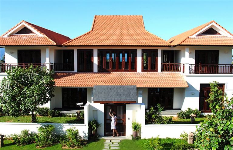 Furama Resort Đà Nẵng sở hữu số lượng 70 căn biệt thự từ 2 - 4 phòng ngủ có thể chứa được 4 - 8 khách hàng. 