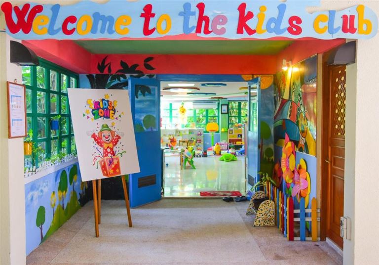Furama Resort Đà Nẵng sở hữu khu vực vui chơi dành cho trẻ em trên 3 tuổi hoàn toàn miễn phí, có dịch vụ giữ trẻ 250.000đ/ người. 