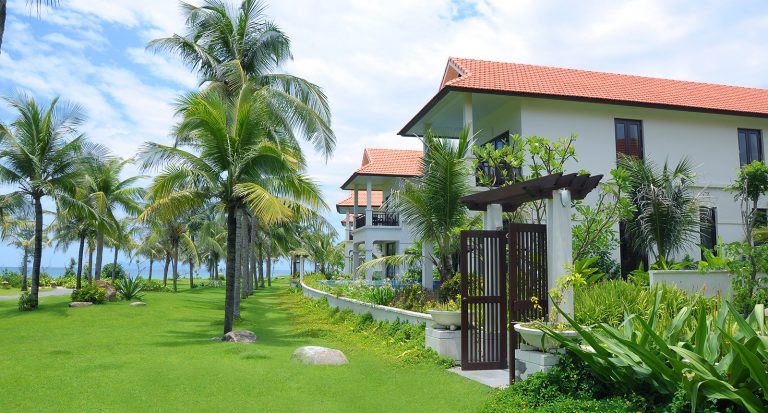 Furama Resort gây ấn tượng với không gian xanh, bao quanh là khu rừng nhiệt đới, sân vườn và nhiều loại cây cảnh.