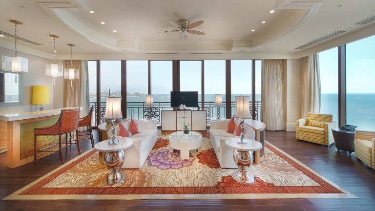 Phòng Suite Grand tại Grand Hồ Tràm Vũng Tàu mang đến một trải nghiệm nghỉ dưỡng tối ưu với thiết kế đẳng cấp và sang trọng.