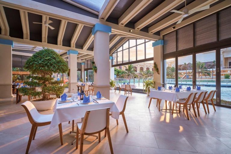 Các nhà hàng được thiế kế với không gian mở rộng rãi, tận hưởng nhiều tầm nhìn đẹp tới khu vườn, hồ bơi và cả biển. 