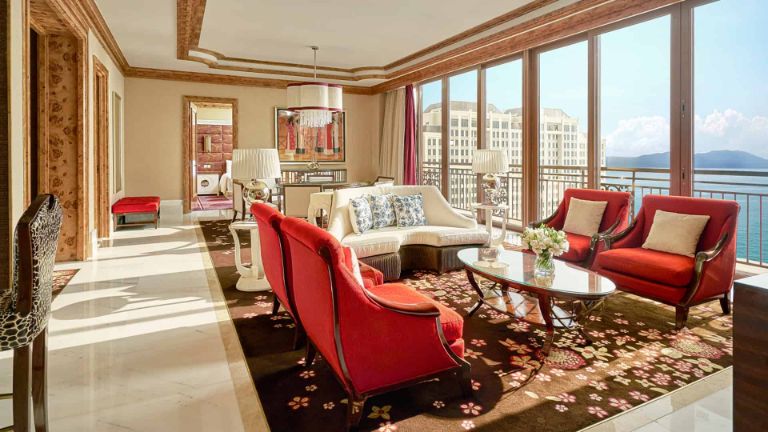 Phòng Royal Suite tại Grand Hồ Tràm Vũng Tàu là một biểu tượng của sự xa hoa và đẳng cấp.