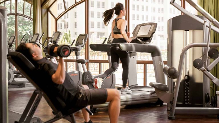 Với trang thiết bị hiện đại và không gian thoải mái, khách hàng có thể tham gia vào các hoạt động tập thể dục và rèn luyện cơ thể một cách hiệu quả. 