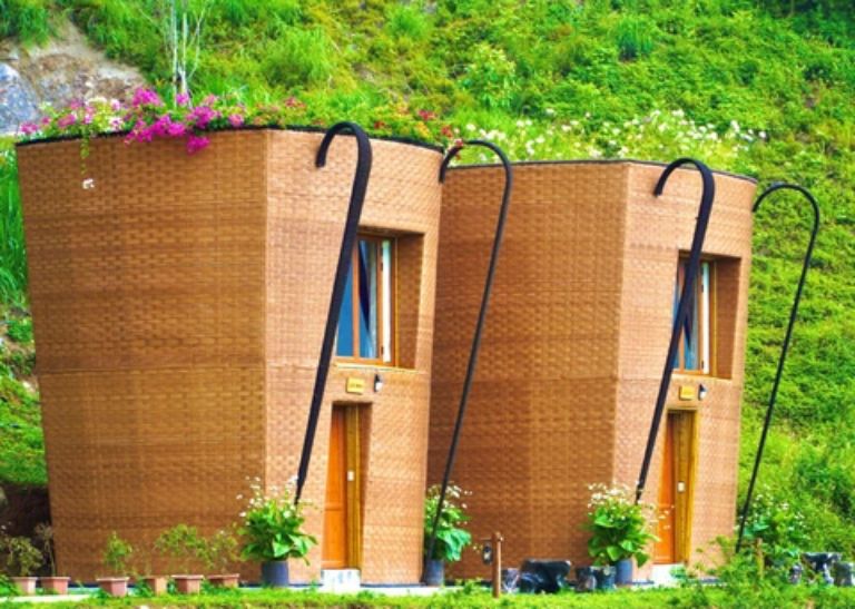Hạng phòng Bungalow Quẩy Tấu được xây dựng từ tre nứa với tông màu cam vàng trẻ trung bắt mắt (nguồn: booking.com)