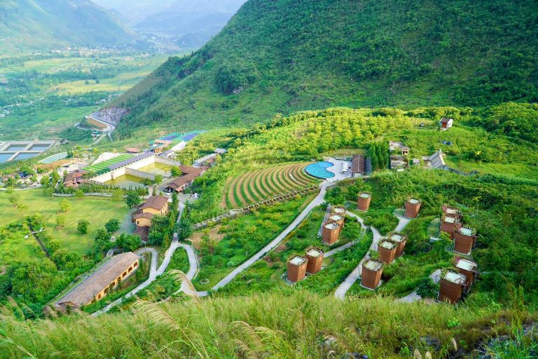H'mong Village Resort Hà Giang là khu nghỉ dưỡng đã từng được xác lập kỉ lục resort đầu tiên tại Việt Nam có ngôi nhà hình quẩy tấu (nguồn: booking.com)