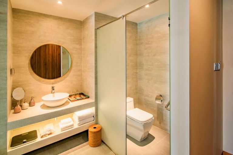 Hạng phòng Deluxe có khu vực nhà vệ sinh khép kín thiết kế tối giản, đầy đủ tiện nghi cần thiết (nguồn: booking.com)