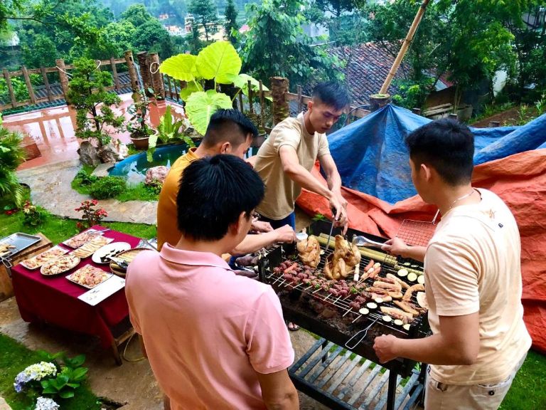 Tiện ích nướng BBQ ngoài trời chắc chắn sẽ làm bạn hài lòng khi đến lưu trú tại homestay Hà Giang này. 