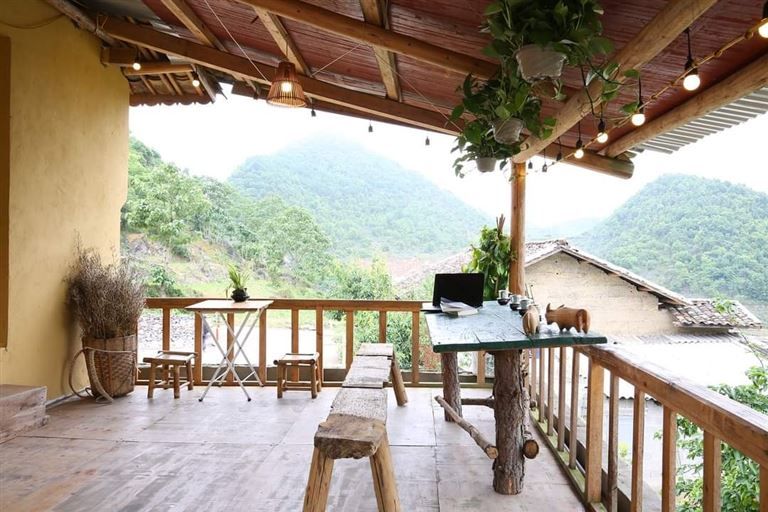 Không gian quán cafe là nơi bạn có thể chill chill đọc sách và thưởng ngoạn khung cảnh núi rừng hùng vĩ. 
