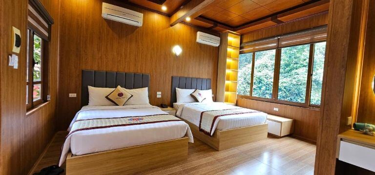 Phòng có 2 giường King size đặt cách nhau và tất cả mọi nội thất đều được làm bằng gỗ. (Nguồn: Booking.com)