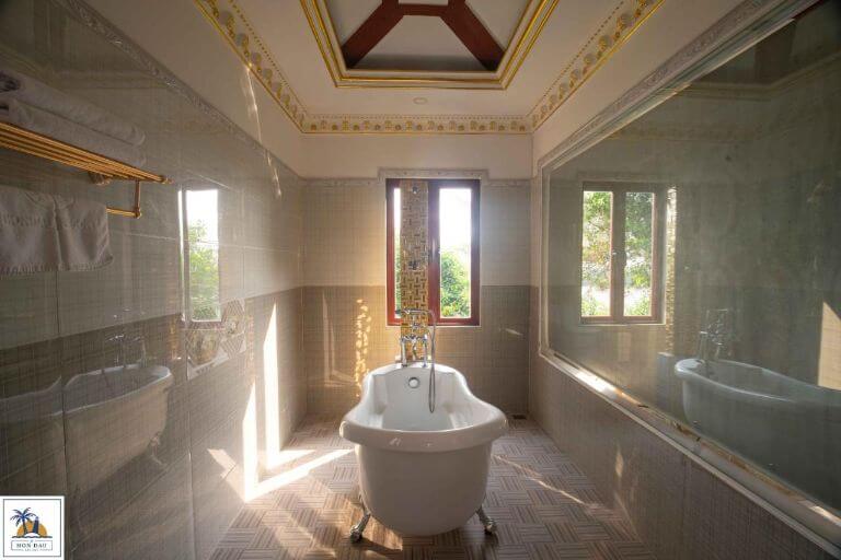 Phòng tắm riêng rộng rãi và bồn tắm sang chảnh để phục vụ du khách. (Nguồn: Booking.com)