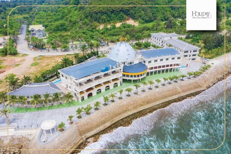 Hòn Dấu Resort Hải Phòng tựa như Đà Lạt thu nhỏ, được "ôm trọn" bởi hồ, núi và biển. (Nguồn: Booking.com)