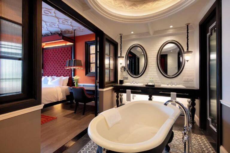 Phòng tắm được cung cấp 2 bồn rửa mặt và 2 gương tròn lớn để phục vụ du khách. (Nguồn: booking.com)
