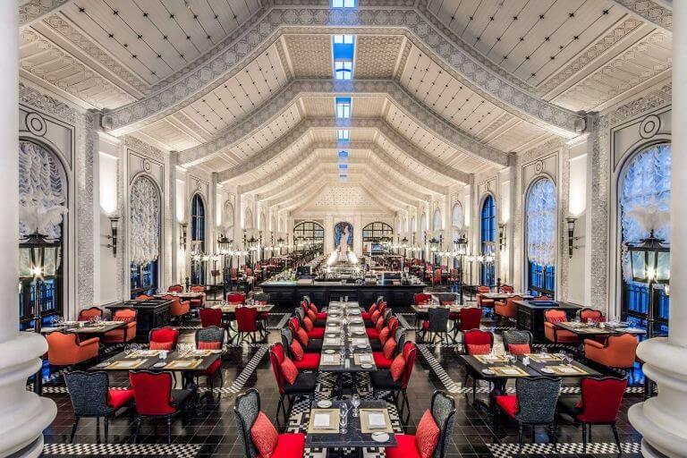 Nhà hàng Chic tựa như một cung điện tuyệt trắng nguy nga tráng lệ. (Nguồn: hoteldelacoupole.com)
