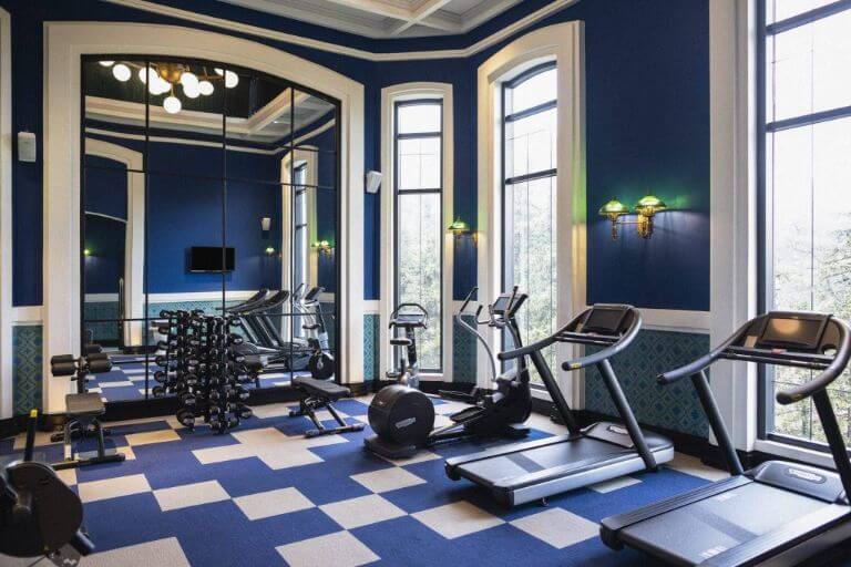 Gym Athleticum tại Hotel De La Coupole gây ấn tượng với sắc xanh độc đáo phủ từ tường đến sàn. (Nguồn: hoteldelacoupole.com)