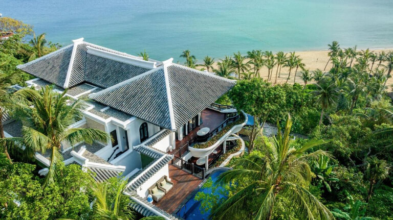 Intercontinental Danang Sun Peninsula Resort được ví như một thiên đường ẩn mình vào trong thiên nhiên hoang sơ và vịnh biển trải dài.