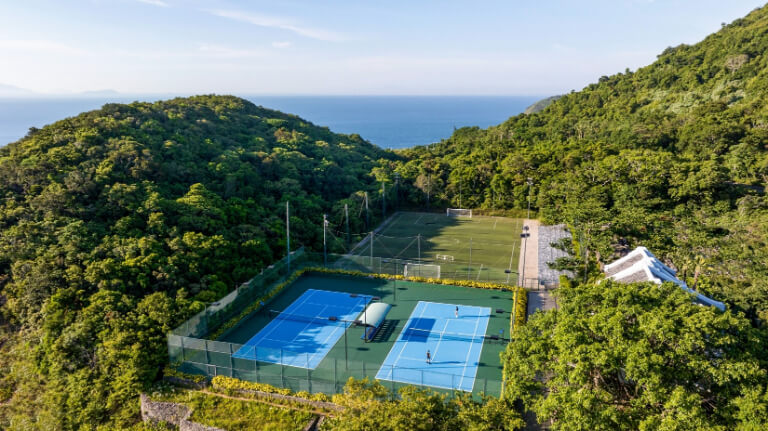 Khu nghỉ dưỡng InterContinental Danang Sun Peninsula Resort còn có một tổ hợp trung tâm thể thao đẳng cấp quốc tế với sân bóng đá và sân tennis chuyên nghiệp. 
