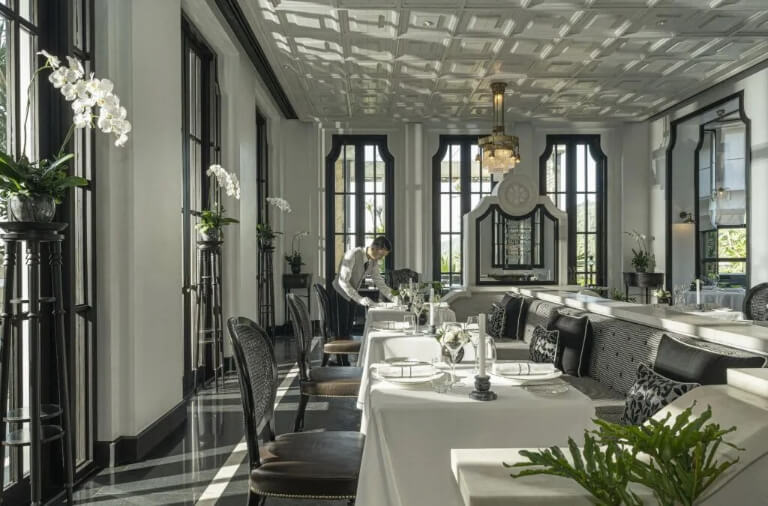 Nhà hàng mang phong cách thiết kế Indochine Style khiến không gian trở nên vô cùng sang trọng, đẳng cấp. 