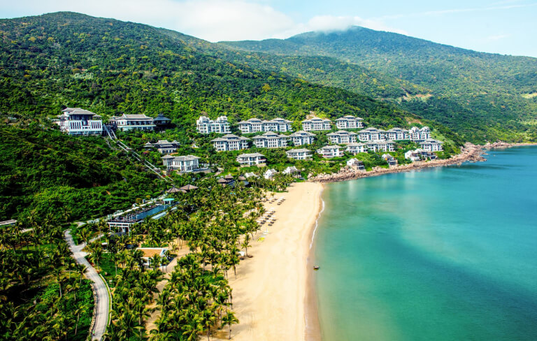 Review chi tiết về giá phòng, chất lượng dịch vụ của khu nghỉ dưỡng InterContinental Danang Sun Peninsula Resort đẳng cấp quốc tế.