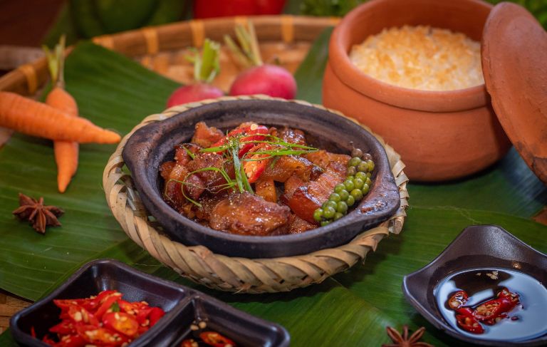 Nhà hàng Cơm Niêu giữ mang đến ẩm thực đặc sản Đà Lạt với hương vị thơm ngon, nguồn nguyên liệu 100% tự cung và chế biến bởi đầu bếp có tiếng (nguồn: booking.com)