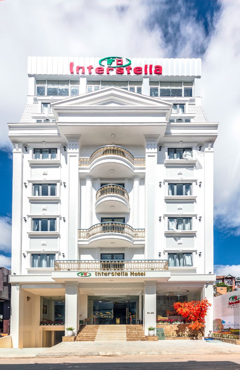 Khách Sạn Interstella Đà Lạt là toà nhà 6 tầng nằm ngay giữa con đường Hai Bà Trưng trung tâm thành phố Đà Lạt (nguồn: booking.com)