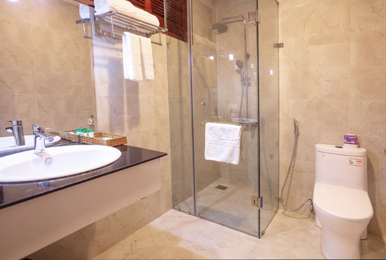 Hạng phòng Superior Double/Twin Room có nhà vệ sinh khép kín với lồng tắm kính giúp không gian luôn khô ráo và sạch sẽ (nguồn: booking.com)
