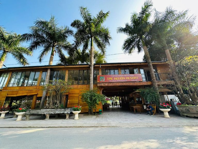 Tre Nguồn Resort Phú Thọ gây ấn tượng bởi những căn nhà gỗ được sơn vàng cam nổi bật (nguồn: booking.com)