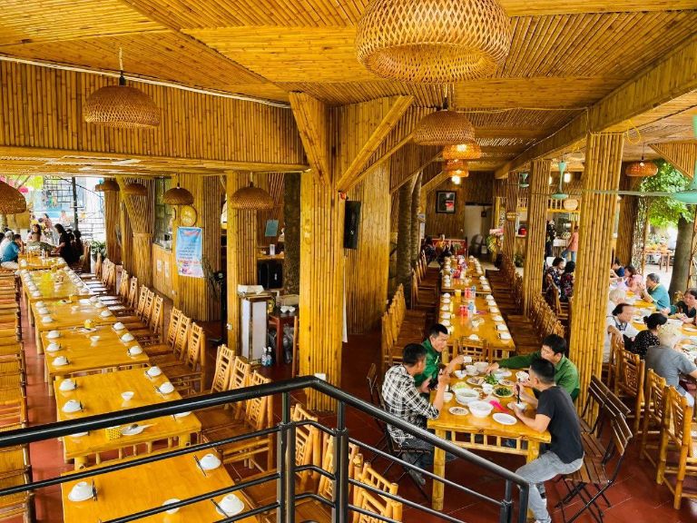 Tre Nguồn Resort Phú Thọ có nhà hàng tre nổi tiếng được thiết kế độc đáo với hàng loạt góc sống ảo (nguồn: booking.com)