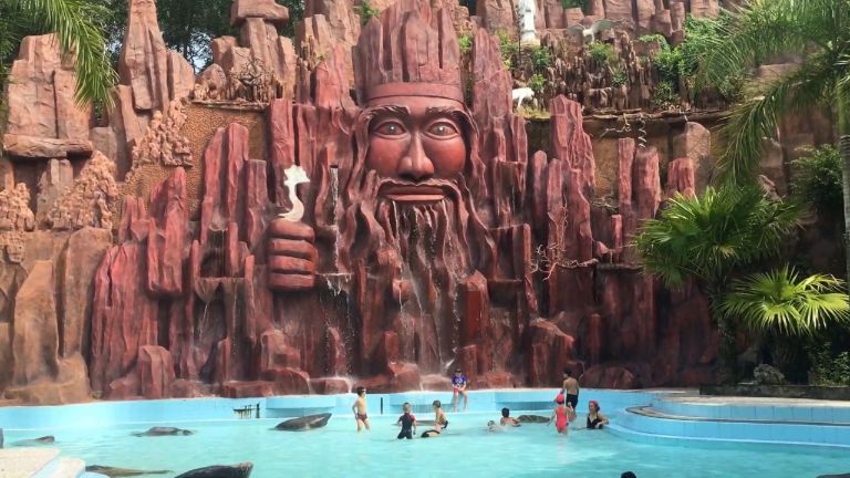 Khu nghỉ dưỡng tắm khoáng nóng Ngọc Sơn có khu vực bể bơi thiết kế độc đáo với những bức tượng đá lớn (nguồn: facebook.com)
