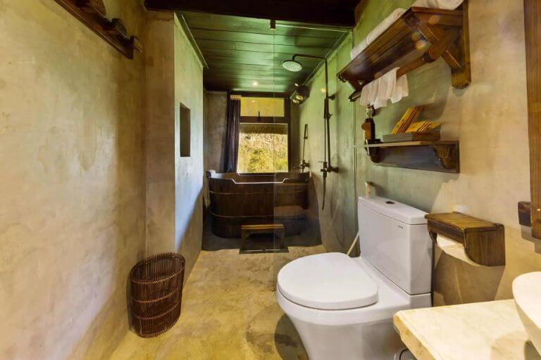 Phòng tắm mang phong cách thiết kế cổ kính của hạng phòng Bungalow Mountain View. (Nguồn: sapajadehillresort)