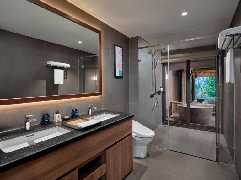 Hạng phòng Kohaku Villa – 03 Bedrooms có 3 phòng tắm riêng với bể tắm đá tròn đẹp mắt (nguồn: booking.com)
