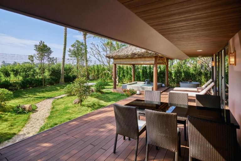 Hạng phòng Ruri Villa – 03 Bedrooms có khu vực bàn ăn ngoài trời cho bạn tổ chức tiệc nướng BBQ riêng tư (nguồn: booking.com)