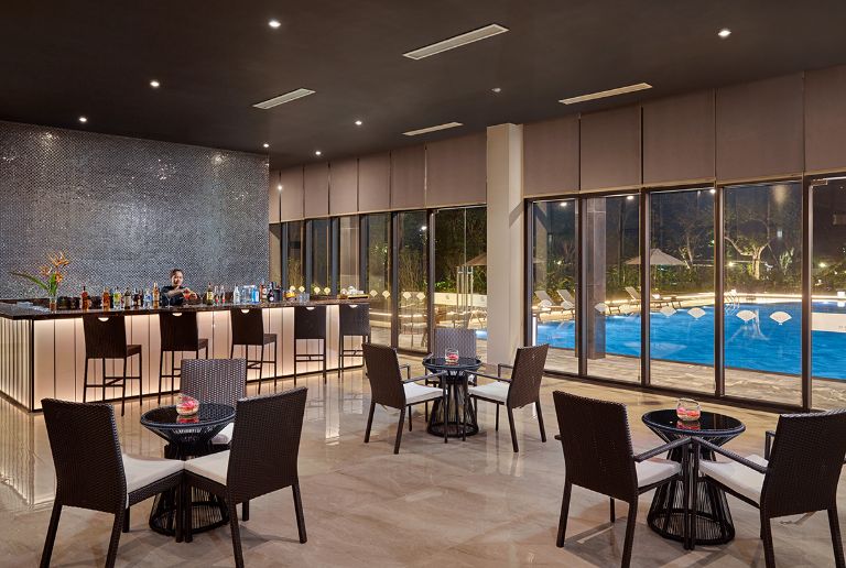 Quầy bar Gekko mang thiết kế cửa kính bao quanh tạo tầm nhìn ôm trọn bể bơi của resort (nguồn: booking.com)