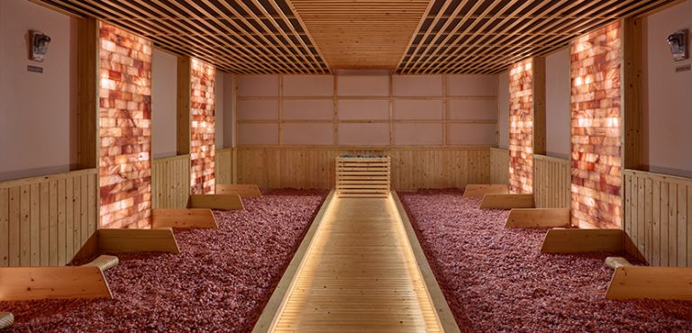 Phòng tắm osen muối hồng Himalaya được thiết kế sang trọng với diện tích khoảng 60 mét vuông (nguồn: booking.com)