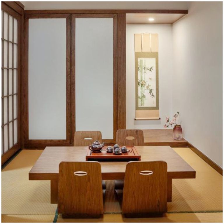 Khu vực phòng khách Hạng phòng Sakura Suite được thiết kế bộ bàn ghế bệt kiểu Nhật độc đáo (nguồn: booking.com)