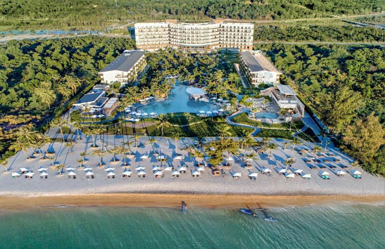 Khách sạn Sol by Melia Phú Quốc nằm trên mảnh đất rộng lớn trải dài trên bờ biển Bãi Trường, xung quanh là khu rừng nhiệt đới xanh trong lành (nguồn: booking.com)