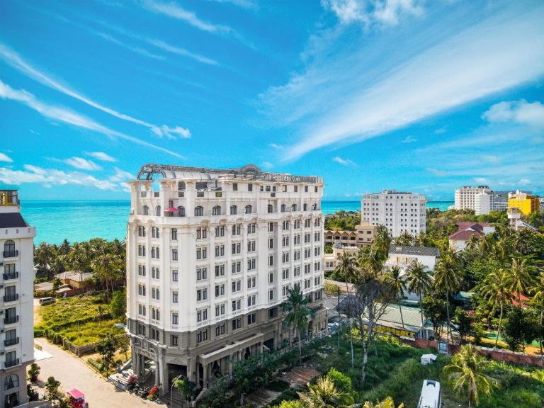 Khách sạn AVS Hotel Phú Quốc là căn nhà cao tầng tông trắng nằm ngay trên mặt đường lớn, mặt lưng giáp bờ biển (nguồn: booking.com)