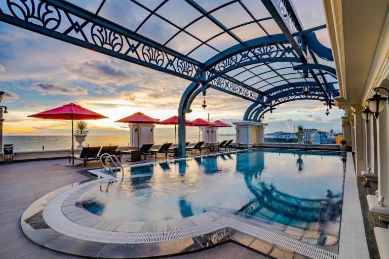 Khách sạn AVS Hotel Phú Quốc sở hữu bể bơi nằm trên tầng thượng có thiết kế lấy cảm hứng từ phong cách Pháp, view hướng biển cực chill (nguồn: booking.com) 