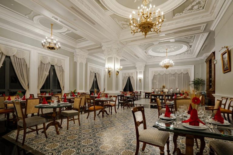 Khách sạn AVS Hotel Phú Quốc sở hữu nhà hàng mang gam màu trắng sữa cổ điển kết hợp sàn lát hoạ tiết tân cổ điển độc đáo (nguồn: booking.com) 