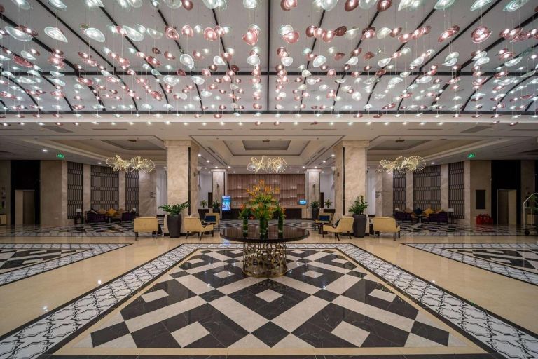 Khách sạn Wyndham Garden Grandworld Phu Quoc sở hữu không gian sảnh ấn tượng với hệ thống đèn led chùm ngọc trai trải dọc toàn bộ lối đi tuyệt đẹp (nguồn: booking.com)