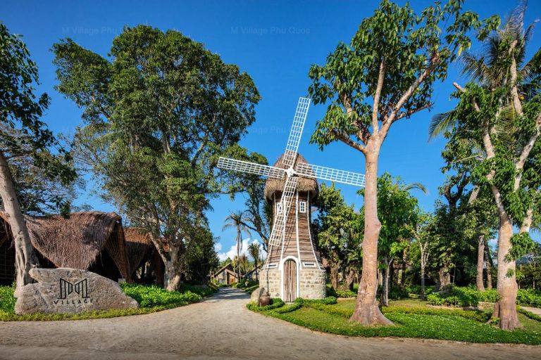 Lối đi vào Khách sạn M Village Phu Quoc thu hút du khách bởi chiếc cối xay gió được làm từ chất liệu gỗ kết hợp cùng tre nứa đan độc đáo (nguồn: booking.com)